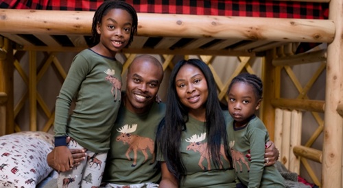 Membres d’une famille faisant des activités artistiques et artisanales dans une yourte, vêtus de pyjamas assortis.